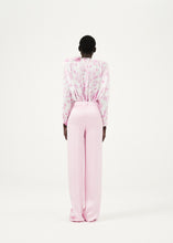 Lade das Bild in den Galerie-Viewer, Magda Butrym weiße Bluse mit rosa Blumen
