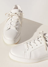 Lade das Bild in den Galerie-Viewer, Loro Piana Sneakers in Weiß
